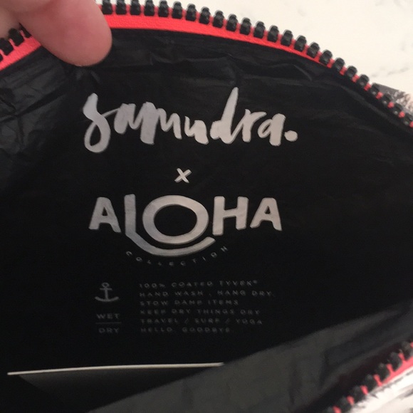 Aloha Collection Splashproof Travel Pouch - Picture 5 of 5